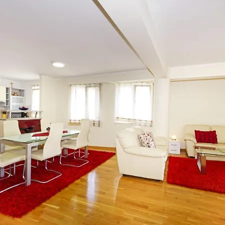 Delux Apartman Jukic アパート
