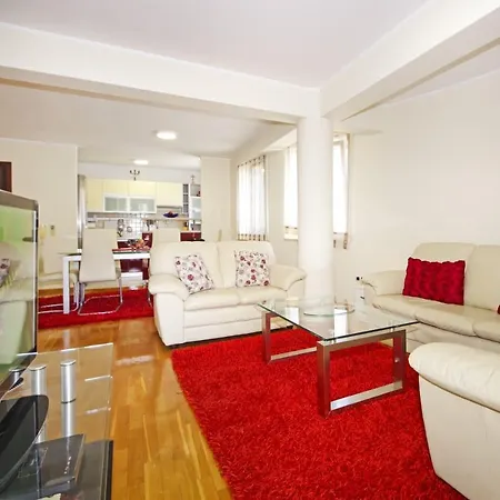Delux Apartman Jukic アパート